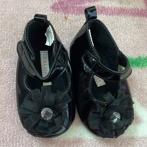 Black dressy babygirl shoes with soft soul, size 4